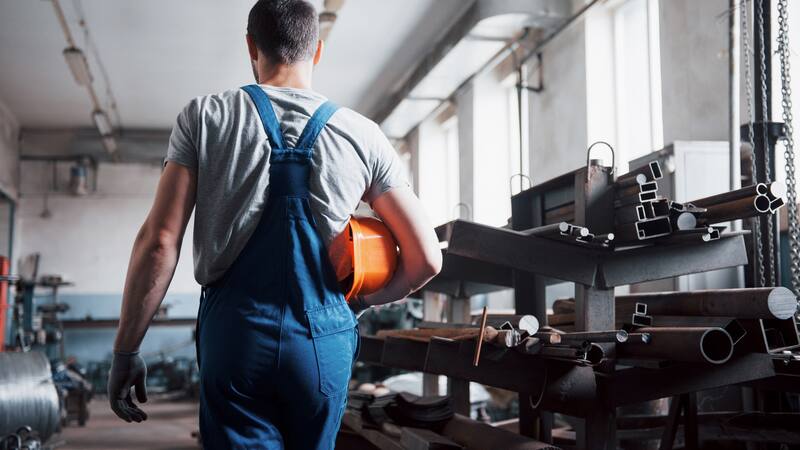 El convenio establece aumentos salariales tanto para trabajadores de producción como para empleados de mantenimiento y operarios con roles administrativos.