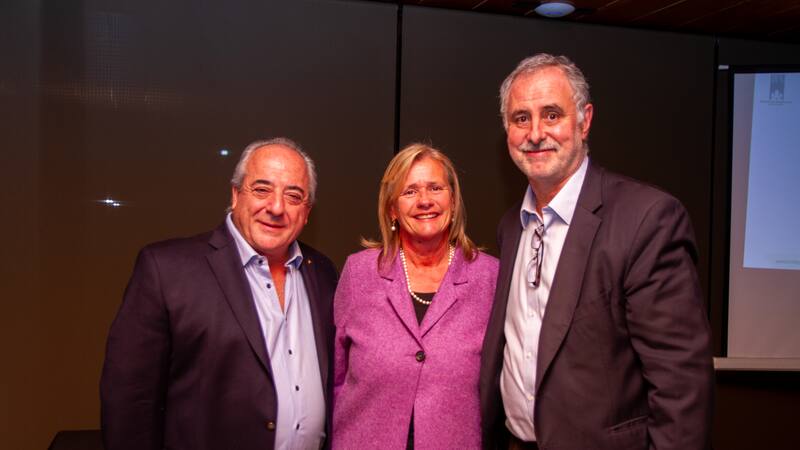 Walter Bressia, actual presidente de Bodegas de Argentina, junto a, Patricia Ortíz quien dejó su cargo, y Milton Kuret, director ejecutivo de la entidad; la cámara de las bodegas insiste con la quita de retenciones