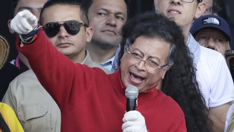 Gustavo Petro vuelve a buscar la reforma de la Constitución y llueven las críticas: "Es incendiar la democracia".
