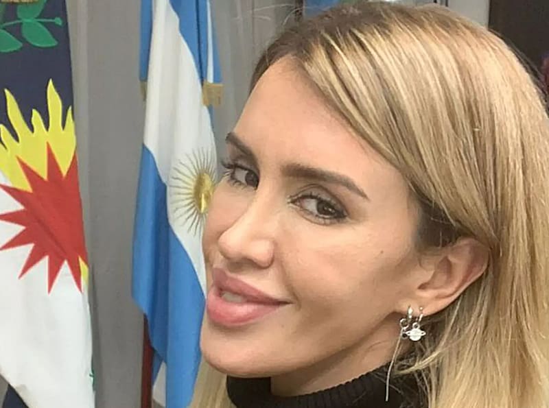 La denunciante con la bandera de La Matanza de fondo