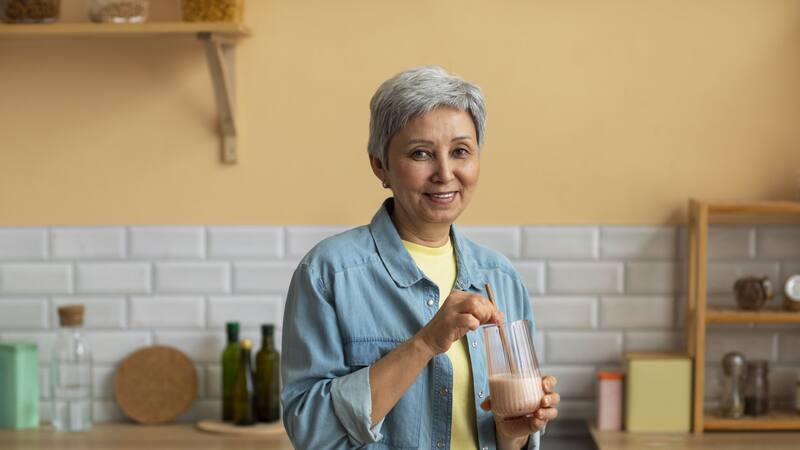Consumir probióticos ayuda a mantener un equilibrio saludable en la flora intestinal, especialmente después de los 50 años.