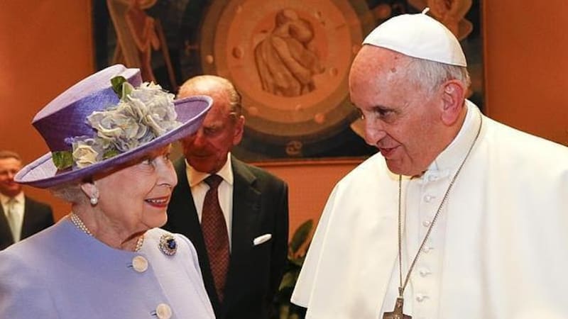 Una imagen del Papa Francisco junto a la fallecida reina de Inglaterra Isabel II.