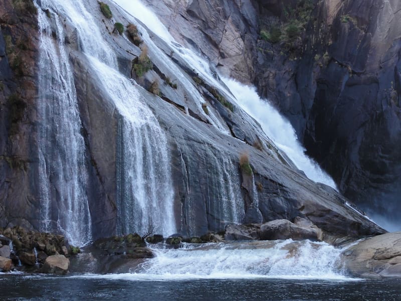 La cascada del Ézaro es uno de los lugares más bellos para visitar en las cercanías. (Foto: Wikimedia)
