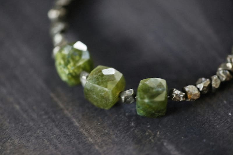 Las propiedades calmantes del jade ayudan a relajar a su portador, recargando su energía vital. (Fuente: Unsplash)