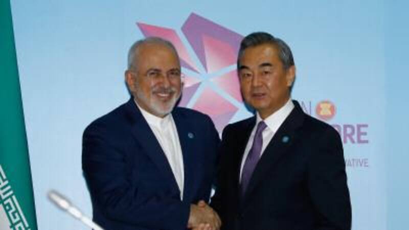 El canciller iraní, Mohamad Javad Zarif y su par chino, Wang Yi