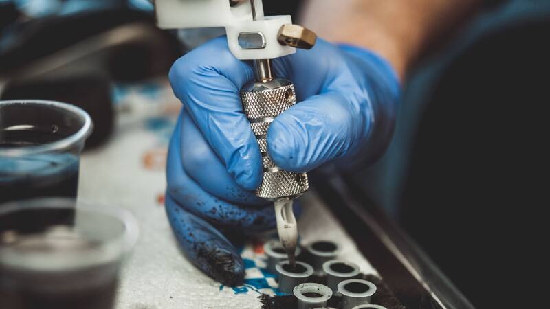 Exigen que se retiren urgente varias tintas de tatuaje y maquillaje permanente del mercado.