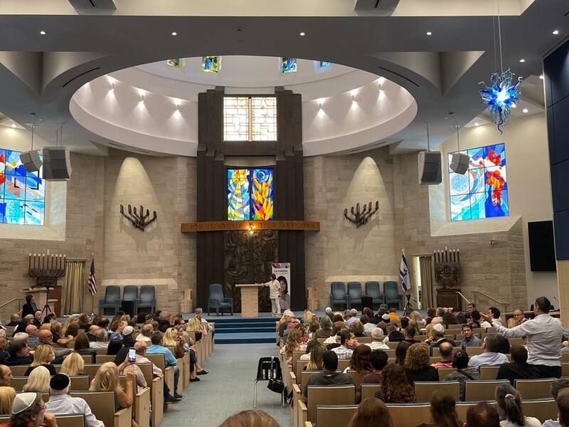 Patricia Bullrich en la sinagoga de Aventura