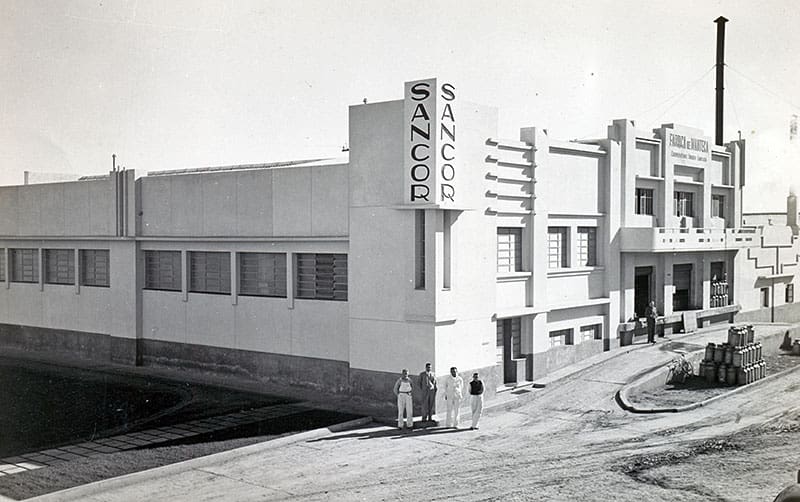 La compañía tuvo su primera sede en Sunchales (y aun la mantiene) donde elaboraba manteca y caseína.