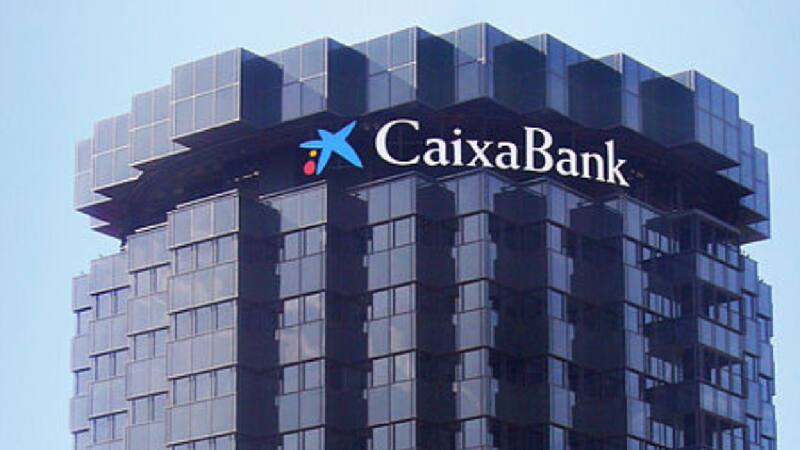 CaixaBank publicó varias ofertas de trabajo para ampliar su staff en Barcelona.
