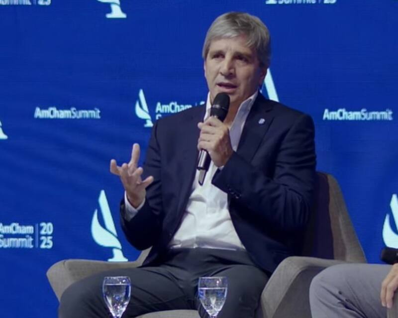 En defensa de la desregulación cambiaria, Caputo afirmó que el objetivo es devolver la libertad a los argentinos para usar sus dólares (Fuente: Archivo).