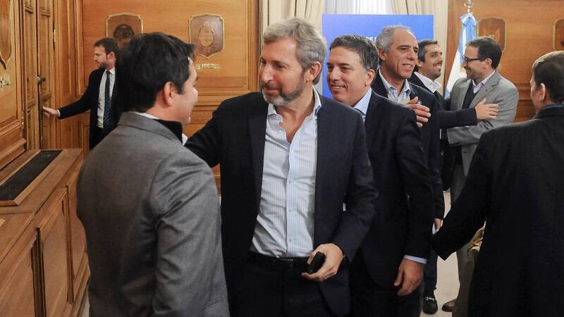 Frigerio, Dujovne y Caldarelli (de izquierda a derecha) son los negociadores del Presupuesto