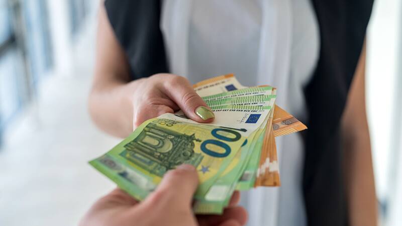 Nueva ayuda de 100 euros mensuales de la Seguridad Social para quienes cumplan con ciertos requisitos.