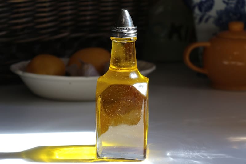 El aceite de oliva extra virgen es una excelente fuente de grasas monoinsaturadas, que son beneficiosas para la salud del corazón. Foto: archivo El Cronista México