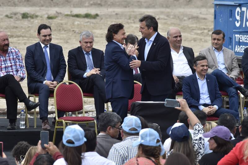 Tiempo de campaña: Sergio Massa saluda a Gustavo Sáenz con Gerardo Morales y Gustavo Valdés detrás