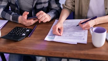 Cómo organizar tus finanzas personales y crear un plan para pagar deudas