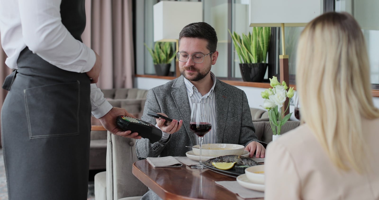 Más allá de la cuenta del restaurante: qué revela un video viral sobre el dinero en las parejas