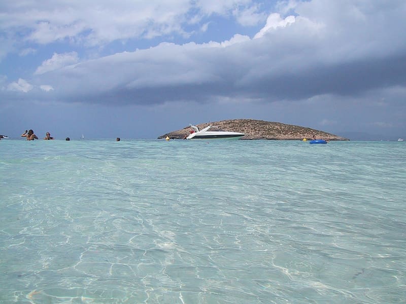 La playa de Ses Illetes en Formentera que hace recordar a las Islas Maldivas por su belleza. Foto: Wikimedia Commons.