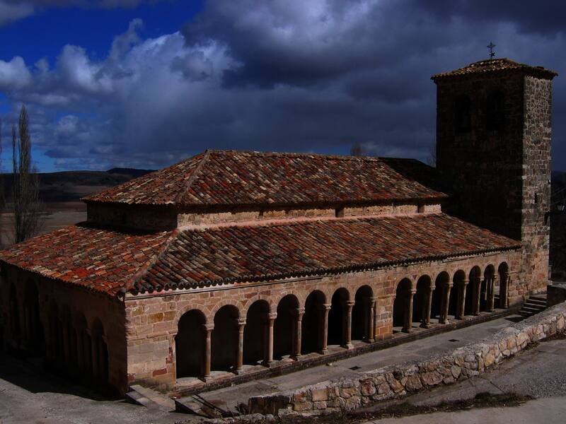 La Iglesia de San Salvador, construida en el siglo XIII, es el mayor tesoro arquitectónico de Carabias. (Foto: www.turismocastillalamancha.es)