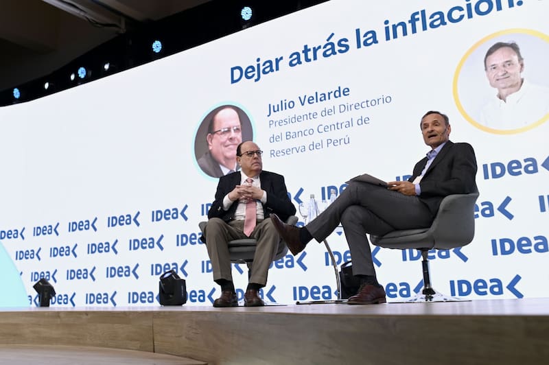 En la jornada inaugural del Coloquio de IDEA, Velarde dialogó con Fabián Kon, CEO del Banco Galicia.