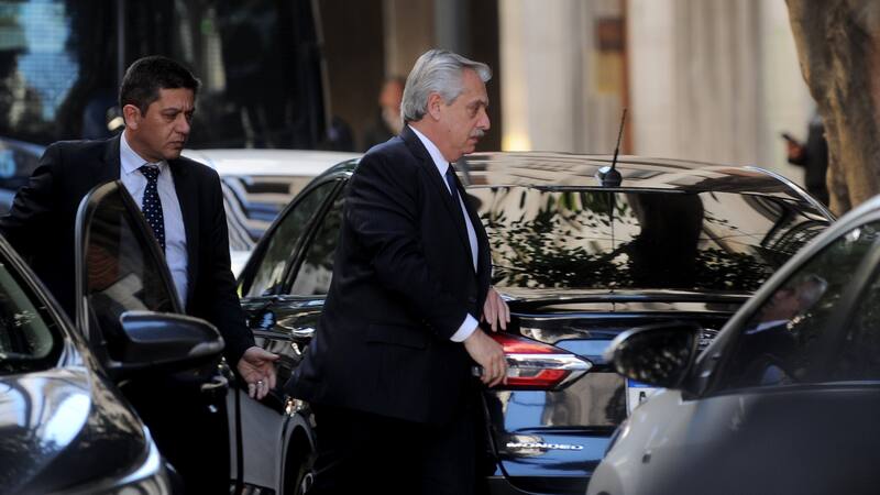 El presidente Alberto Fernández, el viernes pasado, al momento de visitar a la vicepresidenta en Recoleta