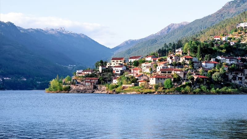 El pueblo de Portugal que se encuentra en la frontera con España y es ideal para ir el fin de semana: tiene un castillo con vistas al río.