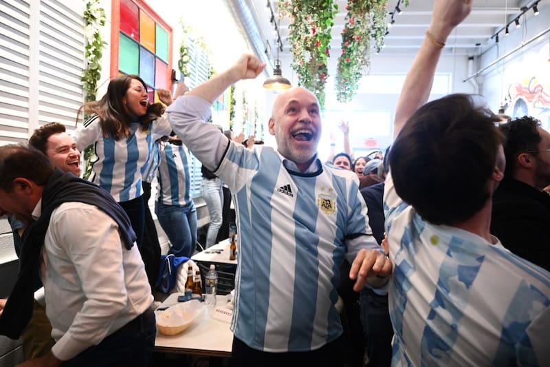 Horacio Rodríguez Larreta en un bar con argentinos en Washington