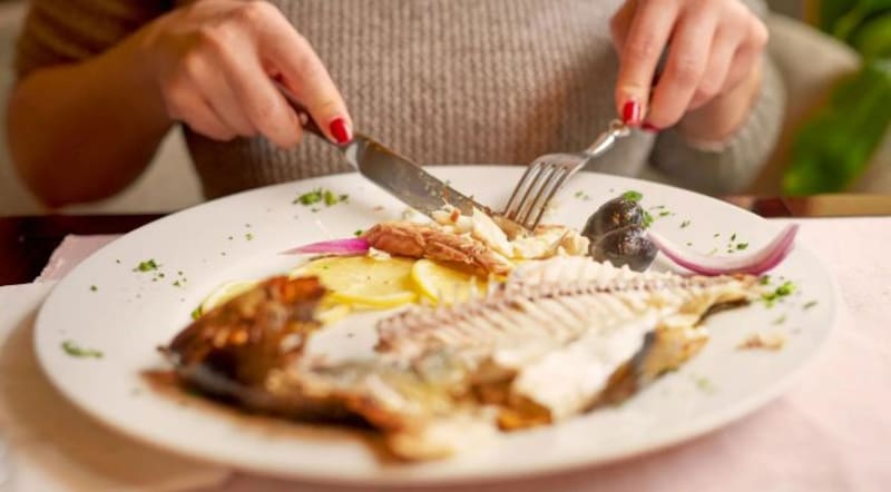 Ni salmón ni atún: el pescado más barato y con vitaminas y omega-3 que contribuye a reducir el colesterol