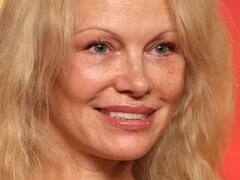 Luce la piel radiante y rejuvenecida a los 50 años: estos son los 3 productos que utiliza Pamela Anderson para lograrlo