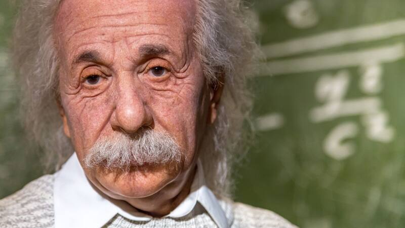 Einstein aconsejó a otro de sus hijos que entendiera la vida como andar en bicicleta: "Para no perder el equilibrio, hay que seguir andando", afirmó.