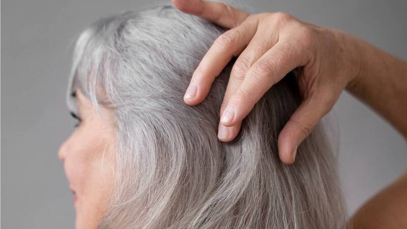 El pelo largo y uniforme puede acentuar los signos de envejecimiento en mujeres con canas. (Foto: Freepik)