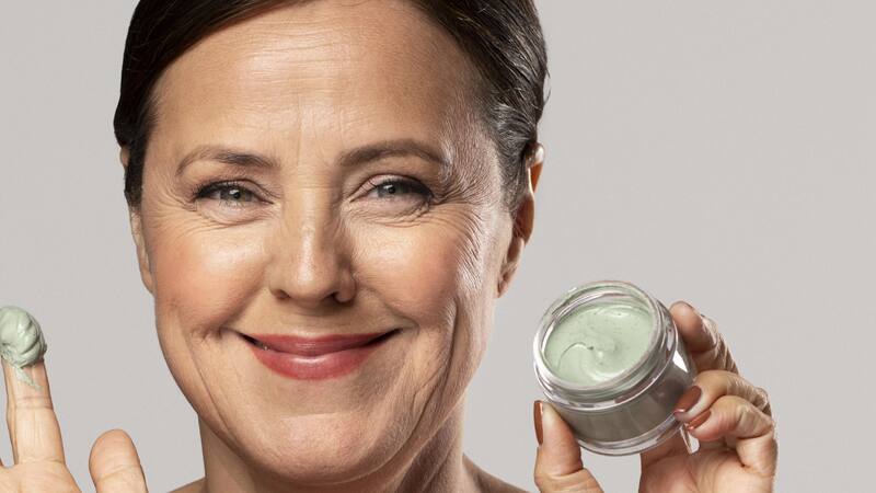 Esta crema antiarrugas con retinol es una muy buena alternativa para las mujeres que buscan mejorar su apariencia sin comprometer su bolsillo.