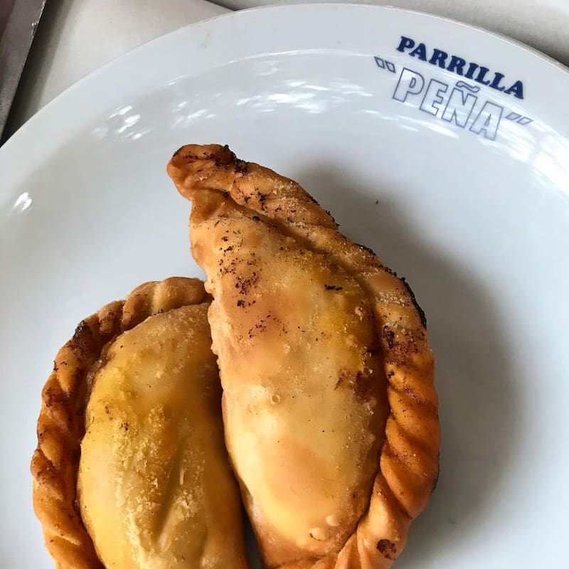 Las famosas empanadas fritas de Parilla Peña. Fuente: Instagram