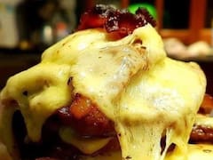 El mejor bodegón de clubes de Buenos Aires: tiene una mega torre de lomo con provoleta y postres para el infarto