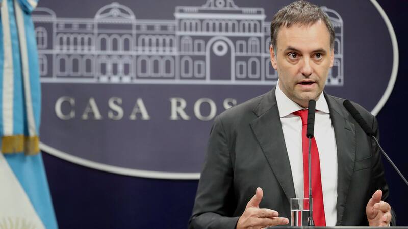 El Gobierno dio detalles sobre el dólar y la salida del cepo tras el acuerdo con el FMI: "No implica..."