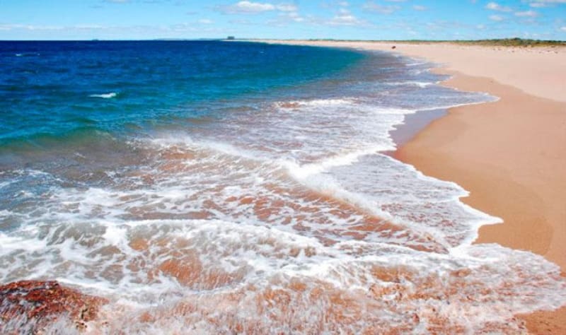 Playas doradas toma su nombre del reflejo que le da el sol a la arena.