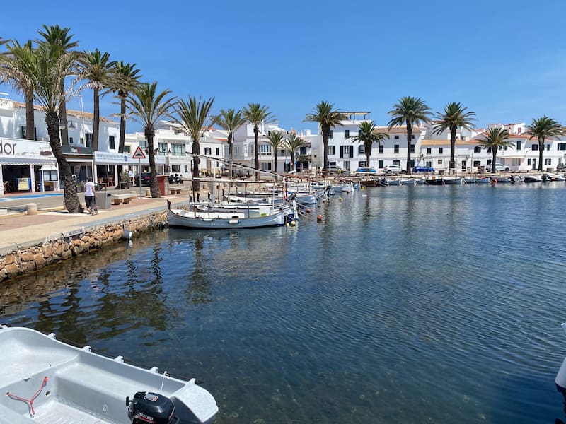 Fornells cuenta con distintas actividades para hacer, una de ellas es recorrer el puerto. Fuente: Wikipedia.