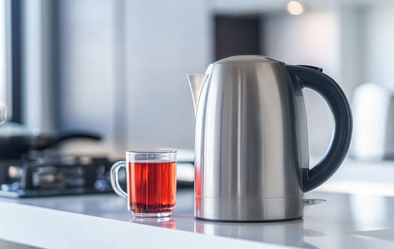 Con el paso del tiempo, las teteras pueden acumular restos de cal o sarro en su interior debido al agua que utilizamos para hervir.