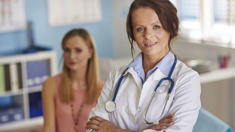 Los sistemas sanitarios en Europa ofrecen tanto atención pública como privada, con diferentes niveles de acceso para los expatriados según su situación legal y laboral.