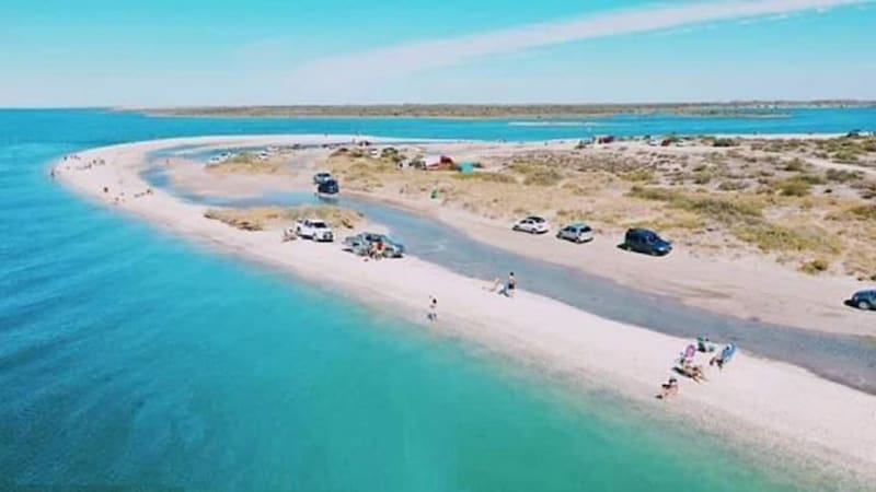 Punta Perdices se ubica a 180 km de Viedma, la capital de Río Negro y a 65 km de Las Grutas. Partiendo desde la Ciudad de Buenos Aires son aproximadamente unos 1050 km.