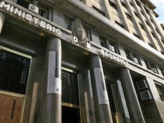 El Gobierno reflota una idea de Macri para darle liquidez a la deuda en pesos y evitar dolarización