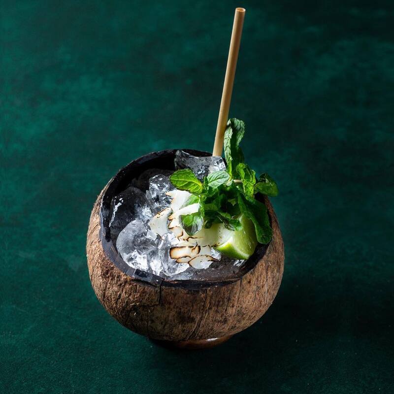 BANG-KOKO: Ron macerado con maní y coco. Cordial de ananá. Jugo de limón. Apio. Penacho de menta y coco quemado.