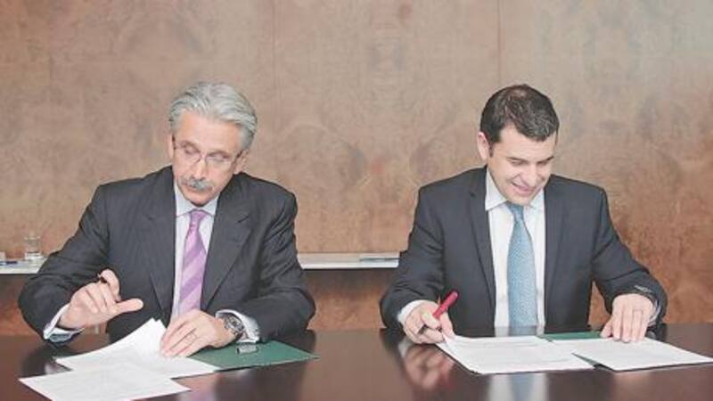 El presidente de Chevron, Alí Moshiri, y el CEO de YPF, Miguel Galuccio, al anunciar el acuerdo en 2013