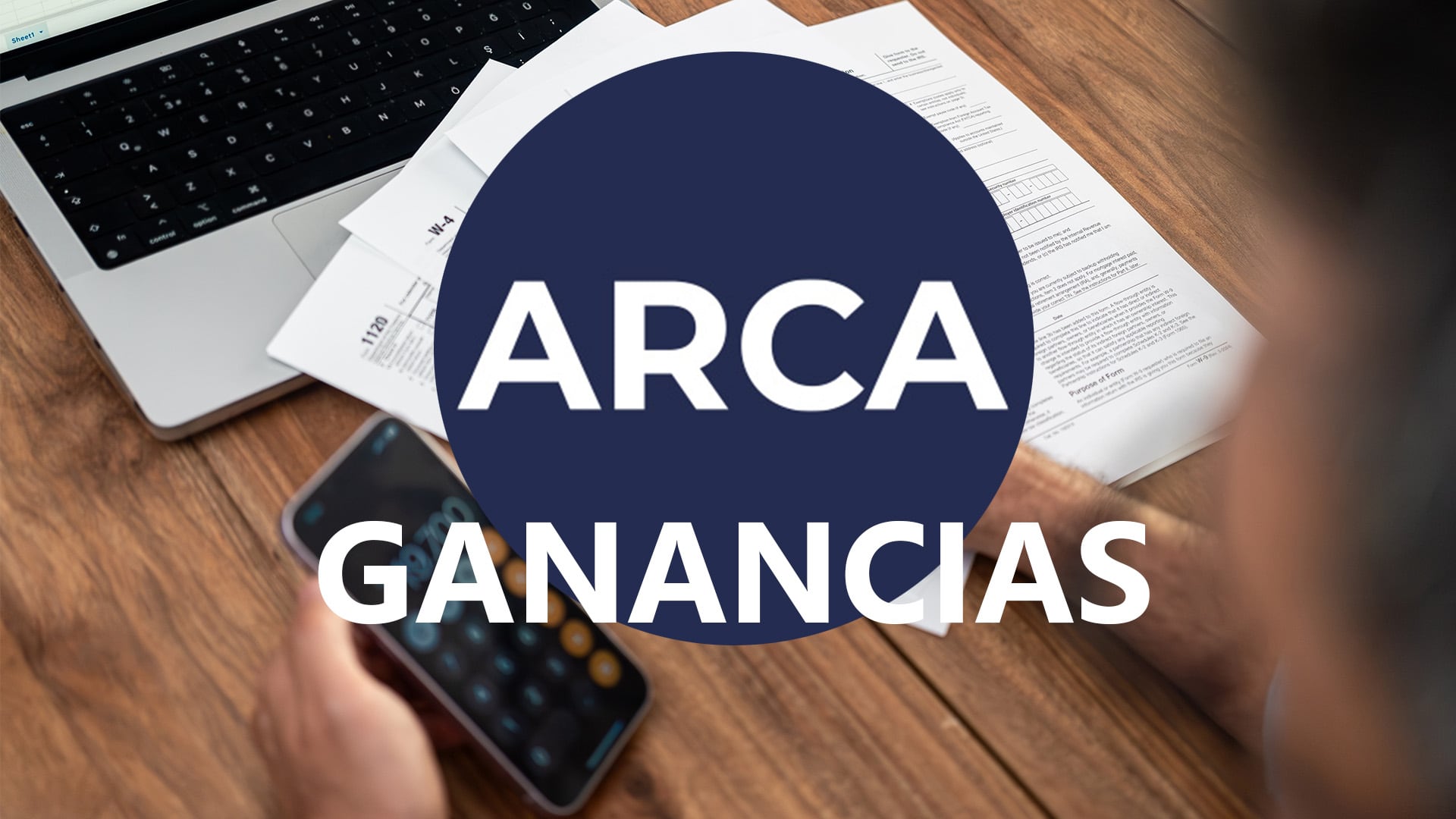 Calendario fiscal con documentos de Ganancias y sello de AFIP sobre escritorio