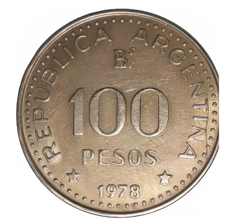 Estas piezas combinan fechas conmemorativas y años de acuñación que no coinciden, lo que las hace únicas (Fuente: captura de Mercado Libre)