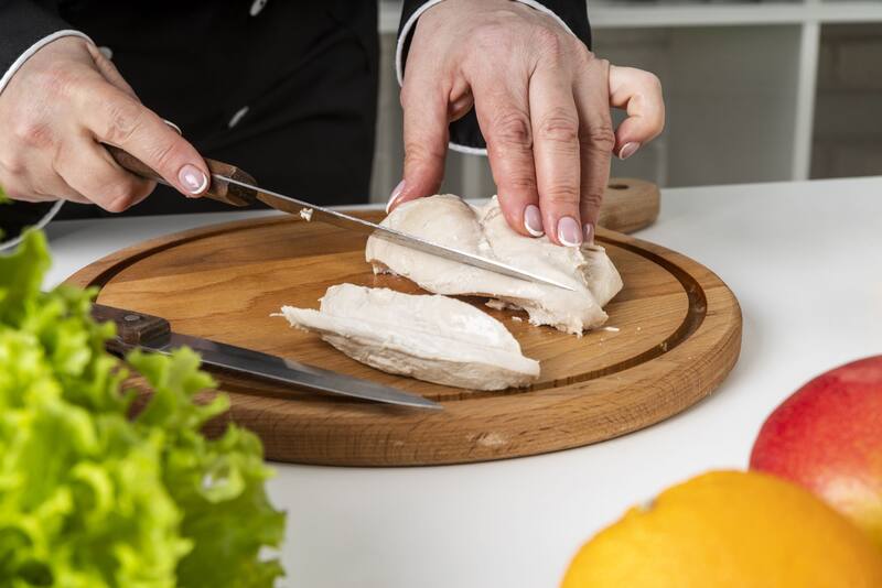 Sumá acompañamientos como ensalada rusa o vitel toné económico para completar el menú de manera accesible. (Foto: Freepik)