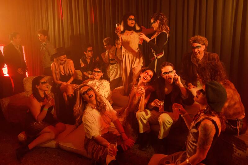 Los guías de la noche, encargados de la organización de los grupos