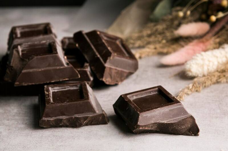 Incorporar chocolate negro en las cenas puede ayudar a quienes tienen problemas para conciliar el sueño (Fuente: Freepik)