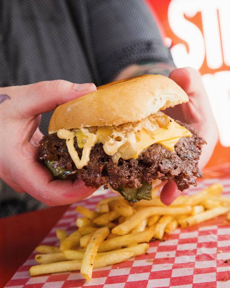 Las hamburguesas se preparan utilizando la técnica smash, lo que les da una textura única. (Foto: Instagram @ 24_streetburger)