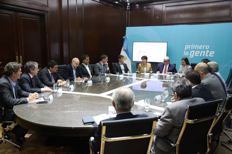 De Mendiguren y Marcó del Pont presentaron el nuevo proyecto de ley de electromovilidad a las empresas y los sindicatos.