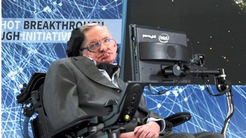 La película "The Theory of Everything", con el actor Eddie Redmayne en el papel de Stephen Hawking, retrata los comienzos de su enfermedad y su vida inicial como un estudiante brillante de física en la Universidad de Oxford